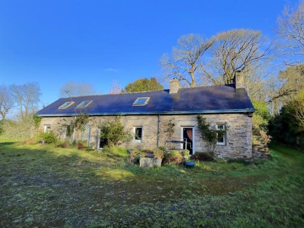 St yvy (29140) Propriété avec 3 maisons en pierres sur terrain 1 Hectare