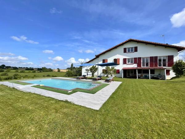 Vente                                                      Maison
                        
                     12 pièces                      311 m2                     à Saint-Palais