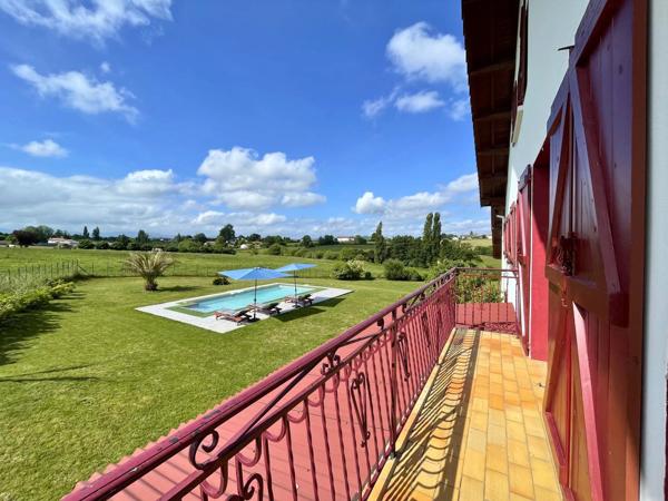 Vente                                                      Maison
                        
                     12 pièces                      311 m2                     à Saint-Palais