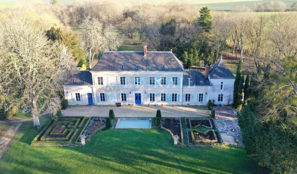 Elégant château 19e à vendre aux confins du Berry et de la Sologne.