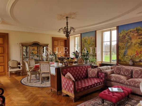 Elégant château 19e à vendre aux confins du Berry et de la Sologne.