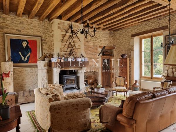 Elégant château 19e à vendre aux confins du Berry et de la Sologne.