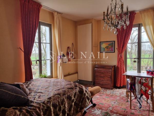 Elégant château 19e à vendre aux confins du Berry et de la Sologne.