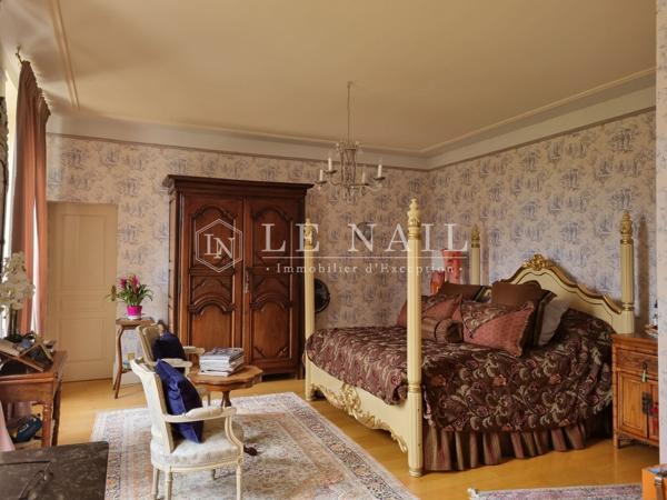 Elégant château 19e à vendre aux confins du Berry et de la Sologne.