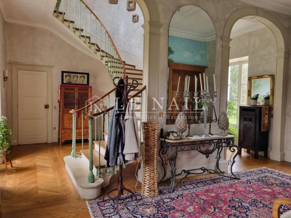Elégant château 19e à vendre aux confins du Berry et de la Sologne.
