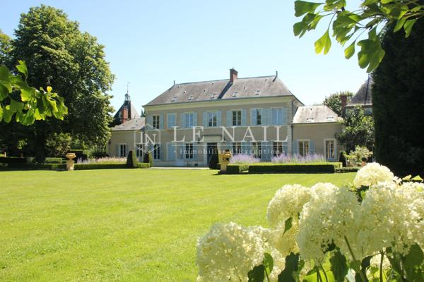 Elégant château 19e à vendre aux confins du Berry et de la Sologne.