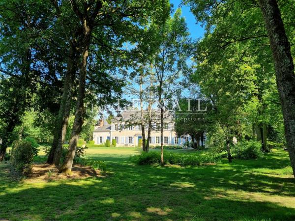 Elégant château 19e à vendre aux confins du Berry et de la Sologne.
