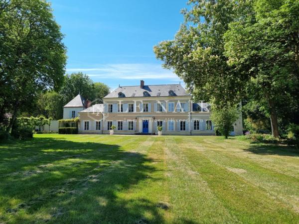 Elégant château 19e à vendre aux confins du Berry et de la Sologne.