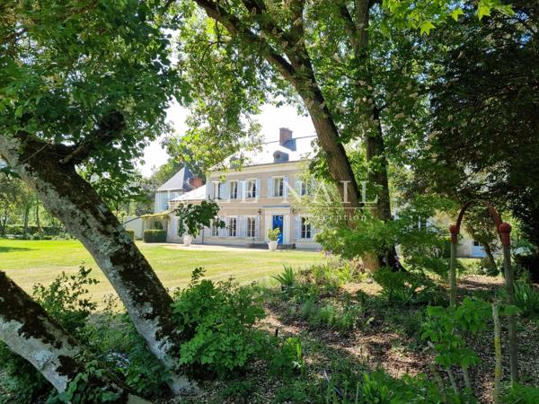 Elégant château 19e à vendre aux confins du Berry et de la Sologne.