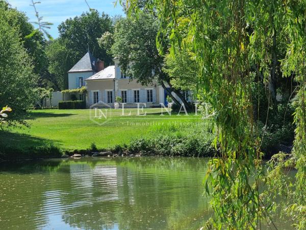 Elégant château 19e à vendre aux confins du Berry et de la Sologne.