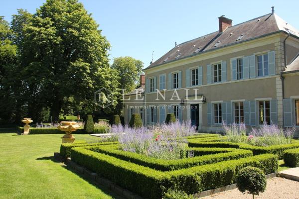 Elégant château 19e à vendre aux confins du Berry et de la Sologne.