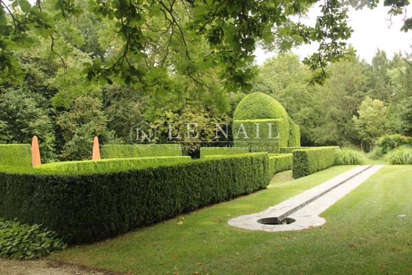Elégant château 19e à vendre aux confins du Berry et de la Sologne.
