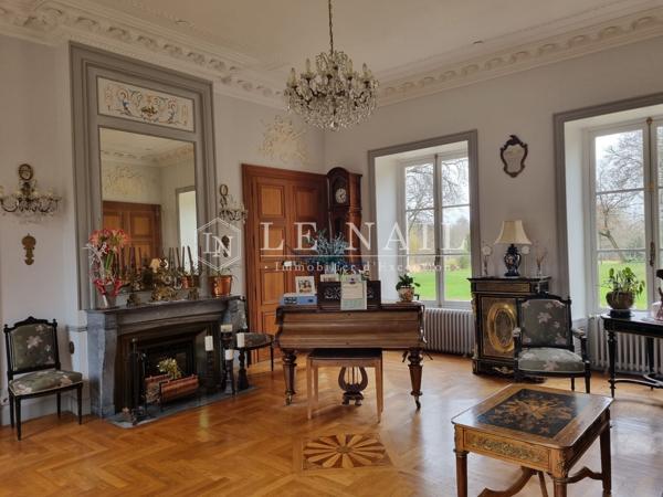 Elégant château 19e à vendre aux confins du Berry et de la Sologne.