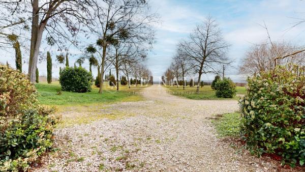 Château du XVIIe siècle (avec partie dédiée à l'événementiel) et 2 hectares en Bourbonnais