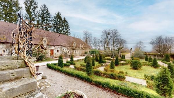 Château du XVIIe siècle (avec partie dédiée à l'événementiel) et 2 hectares en Bourbonnais