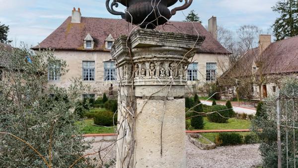 Château du XVIIe siècle (avec partie dédiée à l'événementiel) et 2 hectares en Bourbonnais