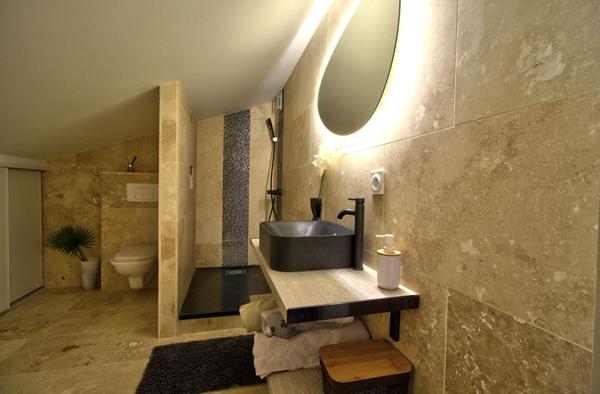 ROQUEFORT - Maison de 132m² habitables avec 3 chambres dont une suite parentales, abris voiture et jardin.