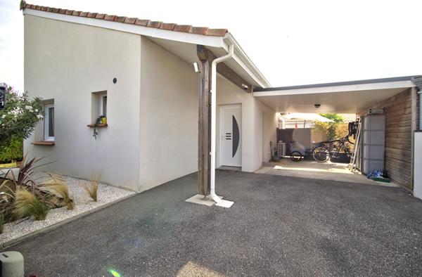 ROQUEFORT - Maison de 132m² habitables avec 3 chambres dont une suite parentales, abris voiture et jardin.