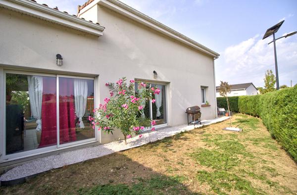 ROQUEFORT - Maison de 132m² habitables avec 3 chambres dont une suite parentales, abris voiture et jardin.