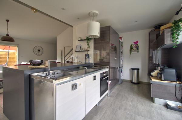 ROQUEFORT - Maison de 132m² habitables avec 3 chambres dont une suite parentales, abris voiture et jardin.