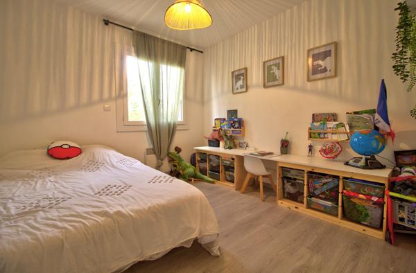 ROQUEFORT - Maison de 132m² habitables avec 3 chambres dont une suite parentales, abris voiture et jardin.