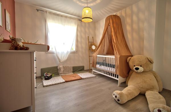 ROQUEFORT - Maison de 132m² habitables avec 3 chambres dont une suite parentales, abris voiture et jardin.