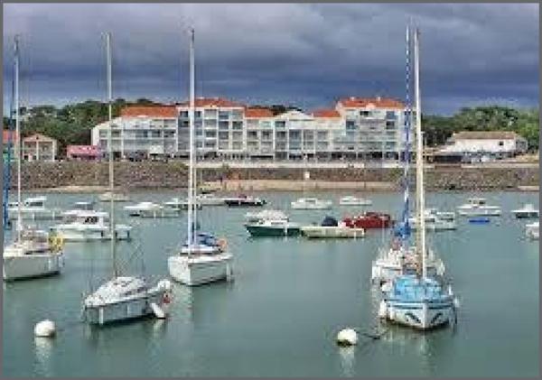 AV MURS COMMERCIAUX OCCUPÉS – PORT DE JARD-SUR-MER