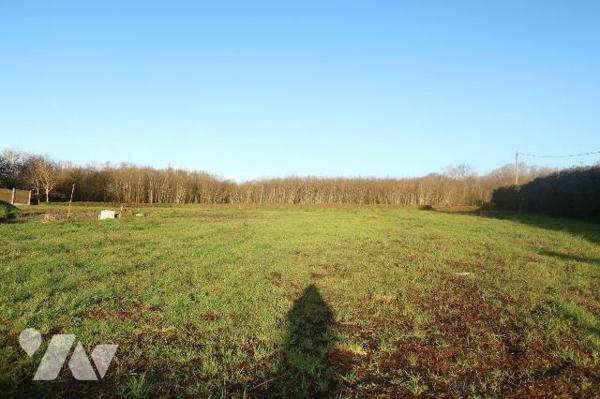 LOPERHET (29470) - Au calme, dans une rue à sens unique, petit lotissement de 4 lots viabilisés...