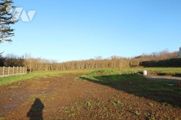 LOPERHET (29470) - Au calme, dans une rue à sens unique, petit lotissement de 4 lots viabilisés...