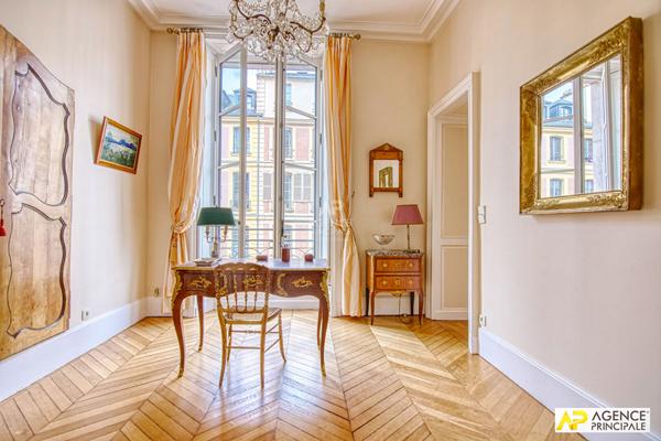 Versailles Saint-Louis Appartement 6 pièces 144.03 m² carrez situé au 2ème étage avec chambre de service, cave et parking en option €1 150 000 ** - Référence 27220