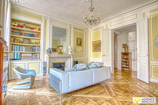 Versailles Saint-Louis Appartement 6 pièces 144.03 m² carrez situé au 2ème étage avec chambre de service, cave et parking en option €1 150 000 ** - Référence 27220