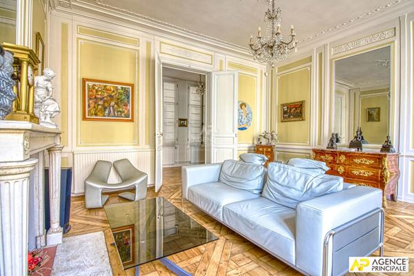 Versailles Saint-Louis Appartement 6 pièces 144.03 m² carrez situé au 2ème étage avec chambre de service, cave et parking en option €1 150 000 ** - Référence 27220