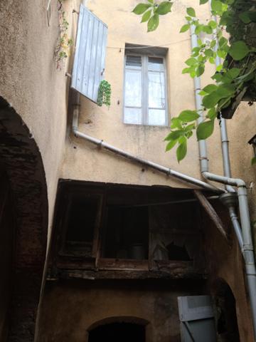 Maison plein centre, cave voûtée, terrasse, patio