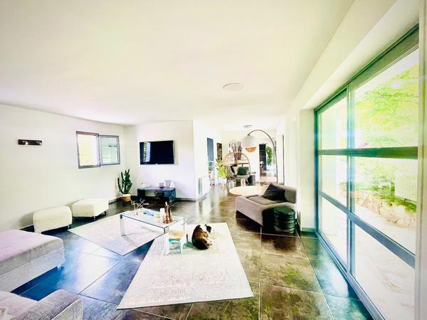 Fréjus -Villa contemporaine 223m2 domaine privé -studio & garage à SAISIR !!