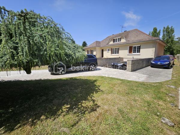 A 20minutes d'Etampes, sur la commune de Pussay
** Beau pavillon de PLAIN-PIED construit dans les années 1970 sur sous-sol total ** Édifié sur une parcelle totale de 1456m²

👉 Rez-de-chaussée :
- Une entrée avec rangements
- Une Pièce à vivre avec luminosité traversante - Donnant un accès direct à une terrasse avant et arrière
- Cuisine équipée et ouverte, entièrement rénovée
- Un cellier attenant à la cuisine
- 3 chambres dont 2 volumineuses
- Une salle d'eau rénovée
- Un WC séparé

GROS POTENTIEL
🛏️ L'étage sur dalle béton, reste à aménager
Déjà existant : Électricité, Isolé, Fenêtre déjà installée (photos sur demande)

🌳 Partie extérieure
- Deux belles terrasses (avant et arrière)
- Possibilité de stationner plusieurs véhicules sur la propriété

🏠 Sous-sol total 
- Garage
- Pièce de stockage d'environ 40m²
- Chaufferie/Buanderie

✅ Les plus : Huisseries en double et simple vitrage PVC - Dalle béton à l'étage - Toiture nettoyée, en très bon état - Système de chauffage : Fioul - Tout à l'égout - Alarme
--> Il reste quelques travaux à effectuer pour améliorer le DPE - Appelez-moi, je vous explique tout 😁

📍 Emplacement du pavillon :
Situé dans une zone pavillonnaire, au calme. A proximité de toutes commodités : écoles, commerces, transports et axes routiers

📞 Vous souhaitez plus de renseignements et/ou convenir d'une visite ? Contactez-moi, je suis disponible 7jours/7
** OUVERT A L'INTER-CABINET