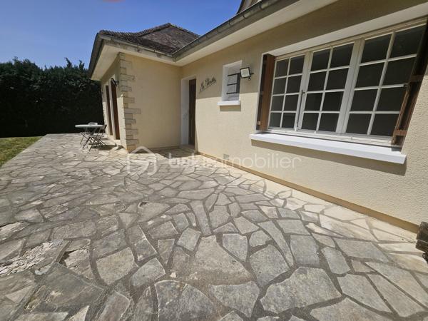A 20minutes d'Etampes, sur la commune de Pussay
** Beau pavillon de PLAIN-PIED construit dans les années 1970 sur sous-sol total ** Édifié sur une parcelle totale de 1456m²

👉 Rez-de-chaussée :
- Une entrée avec rangements
- Une Pièce à vivre avec luminosité traversante - Donnant un accès direct à une terrasse avant et arrière
- Cuisine équipée et ouverte, entièrement rénovée
- Un cellier attenant à la cuisine
- 3 chambres dont 2 volumineuses
- Une salle d'eau rénovée
- Un WC séparé

GROS POTENTIEL
🛏️ L'étage sur dalle béton, reste à aménager
Déjà existant : Électricité, Isolé, Fenêtre déjà installée (photos sur demande)

🌳 Partie extérieure
- Deux belles terrasses (avant et arrière)
- Possibilité de stationner plusieurs véhicules sur la propriété

🏠 Sous-sol total 
- Garage
- Pièce de stockage d'environ 40m²
- Chaufferie/Buanderie

✅ Les plus : Huisseries en double et simple vitrage PVC - Dalle béton à l'étage - Toiture nettoyée, en très bon état - Système de chauffage : Fioul - Tout à l'égout - Alarme
--> Il reste quelques travaux à effectuer pour améliorer le DPE - Appelez-moi, je vous explique tout 😁

📍 Emplacement du pavillon :
Situé dans une zone pavillonnaire, au calme. A proximité de toutes commodités : écoles, commerces, transports et axes routiers

📞 Vous souhaitez plus de renseignements et/ou convenir d'une visite ? Contactez-moi, je suis disponible 7jours/7
** OUVERT A L'INTER-CABINET
