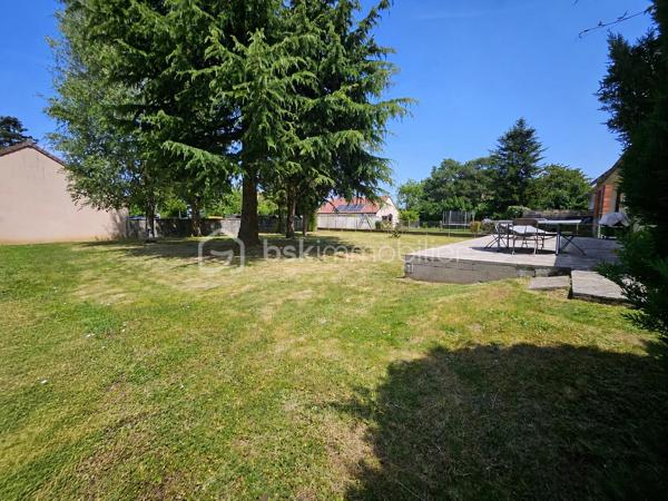 A 20minutes d'Etampes, sur la commune de Pussay
** Beau pavillon de PLAIN-PIED construit dans les années 1970 sur sous-sol total ** Édifié sur une parcelle totale de 1456m²

👉 Rez-de-chaussée :
- Une entrée avec rangements
- Une Pièce à vivre avec luminosité traversante - Donnant un accès direct à une terrasse avant et arrière
- Cuisine équipée et ouverte, entièrement rénovée
- Un cellier attenant à la cuisine
- 3 chambres dont 2 volumineuses
- Une salle d'eau rénovée
- Un WC séparé

GROS POTENTIEL
🛏️ L'étage sur dalle béton, reste à aménager
Déjà existant : Électricité, Isolé, Fenêtre déjà installée (photos sur demande)

🌳 Partie extérieure
- Deux belles terrasses (avant et arrière)
- Possibilité de stationner plusieurs véhicules sur la propriété

🏠 Sous-sol total 
- Garage
- Pièce de stockage d'environ 40m²
- Chaufferie/Buanderie

✅ Les plus : Huisseries en double et simple vitrage PVC - Dalle béton à l'étage - Toiture nettoyée, en très bon état - Système de chauffage : Fioul - Tout à l'égout - Alarme
--> Il reste quelques travaux à effectuer pour améliorer le DPE - Appelez-moi, je vous explique tout 😁

📍 Emplacement du pavillon :
Situé dans une zone pavillonnaire, au calme. A proximité de toutes commodités : écoles, commerces, transports et axes routiers

📞 Vous souhaitez plus de renseignements et/ou convenir d'une visite ? Contactez-moi, je suis disponible 7jours/7
** OUVERT A L'INTER-CABINET