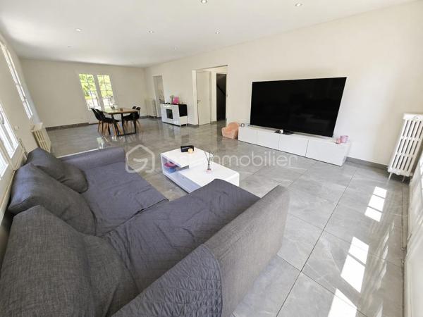A 20minutes d'Etampes, sur la commune de Pussay
** Beau pavillon de PLAIN-PIED construit dans les années 1970 sur sous-sol total ** Édifié sur une parcelle totale de 1456m²

👉 Rez-de-chaussée :
- Une entrée avec rangements
- Une Pièce à vivre avec luminosité traversante - Donnant un accès direct à une terrasse avant et arrière
- Cuisine équipée et ouverte, entièrement rénovée
- Un cellier attenant à la cuisine
- 3 chambres dont 2 volumineuses
- Une salle d'eau rénovée
- Un WC séparé

GROS POTENTIEL
🛏️ L'étage sur dalle béton, reste à aménager
Déjà existant : Électricité, Isolé, Fenêtre déjà installée (photos sur demande)

🌳 Partie extérieure
- Deux belles terrasses (avant et arrière)
- Possibilité de stationner plusieurs véhicules sur la propriété

🏠 Sous-sol total 
- Garage
- Pièce de stockage d'environ 40m²
- Chaufferie/Buanderie

✅ Les plus : Huisseries en double et simple vitrage PVC - Dalle béton à l'étage - Toiture nettoyée, en très bon état - Système de chauffage : Fioul - Tout à l'égout - Alarme
--> Il reste quelques travaux à effectuer pour améliorer le DPE - Appelez-moi, je vous explique tout 😁

📍 Emplacement du pavillon :
Situé dans une zone pavillonnaire, au calme. A proximité de toutes commodités : écoles, commerces, transports et axes routiers

📞 Vous souhaitez plus de renseignements et/ou convenir d'une visite ? Contactez-moi, je suis disponible 7jours/7
** OUVERT A L'INTER-CABINET