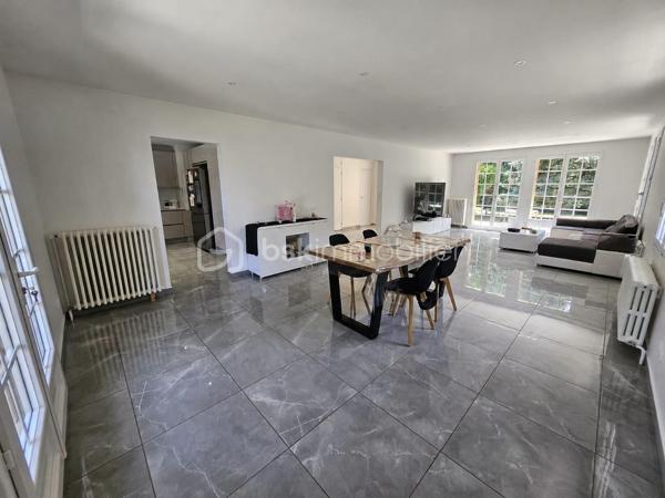 A 20minutes d'Etampes, sur la commune de Pussay
** Beau pavillon de PLAIN-PIED construit dans les années 1970 sur sous-sol total ** Édifié sur une parcelle totale de 1456m²

👉 Rez-de-chaussée :
- Une entrée avec rangements
- Une Pièce à vivre avec luminosité traversante - Donnant un accès direct à une terrasse avant et arrière
- Cuisine équipée et ouverte, entièrement rénovée
- Un cellier attenant à la cuisine
- 3 chambres dont 2 volumineuses
- Une salle d'eau rénovée
- Un WC séparé

GROS POTENTIEL
🛏️ L'étage sur dalle béton, reste à aménager
Déjà existant : Électricité, Isolé, Fenêtre déjà installée (photos sur demande)

🌳 Partie extérieure
- Deux belles terrasses (avant et arrière)
- Possibilité de stationner plusieurs véhicules sur la propriété

🏠 Sous-sol total 
- Garage
- Pièce de stockage d'environ 40m²
- Chaufferie/Buanderie

✅ Les plus : Huisseries en double et simple vitrage PVC - Dalle béton à l'étage - Toiture nettoyée, en très bon état - Système de chauffage : Fioul - Tout à l'égout - Alarme
--> Il reste quelques travaux à effectuer pour améliorer le DPE - Appelez-moi, je vous explique tout 😁

📍 Emplacement du pavillon :
Situé dans une zone pavillonnaire, au calme. A proximité de toutes commodités : écoles, commerces, transports et axes routiers

📞 Vous souhaitez plus de renseignements et/ou convenir d'une visite ? Contactez-moi, je suis disponible 7jours/7
** OUVERT A L'INTER-CABINET
