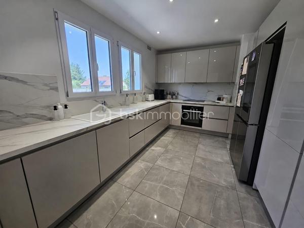 A 20minutes d'Etampes, sur la commune de Pussay
** Beau pavillon de PLAIN-PIED construit dans les années 1970 sur sous-sol total ** Édifié sur une parcelle totale de 1456m²

👉 Rez-de-chaussée :
- Une entrée avec rangements
- Une Pièce à vivre avec luminosité traversante - Donnant un accès direct à une terrasse avant et arrière
- Cuisine équipée et ouverte, entièrement rénovée
- Un cellier attenant à la cuisine
- 3 chambres dont 2 volumineuses
- Une salle d'eau rénovée
- Un WC séparé

GROS POTENTIEL
🛏️ L'étage sur dalle béton, reste à aménager
Déjà existant : Électricité, Isolé, Fenêtre déjà installée (photos sur demande)

🌳 Partie extérieure
- Deux belles terrasses (avant et arrière)
- Possibilité de stationner plusieurs véhicules sur la propriété

🏠 Sous-sol total 
- Garage
- Pièce de stockage d'environ 40m²
- Chaufferie/Buanderie

✅ Les plus : Huisseries en double et simple vitrage PVC - Dalle béton à l'étage - Toiture nettoyée, en très bon état - Système de chauffage : Fioul - Tout à l'égout - Alarme
--> Il reste quelques travaux à effectuer pour améliorer le DPE - Appelez-moi, je vous explique tout 😁

📍 Emplacement du pavillon :
Situé dans une zone pavillonnaire, au calme. A proximité de toutes commodités : écoles, commerces, transports et axes routiers

📞 Vous souhaitez plus de renseignements et/ou convenir d'une visite ? Contactez-moi, je suis disponible 7jours/7
** OUVERT A L'INTER-CABINET