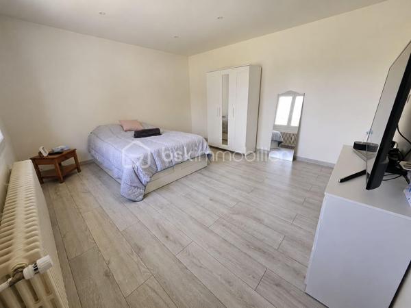 A 20minutes d'Etampes, sur la commune de Pussay
** Beau pavillon de PLAIN-PIED construit dans les années 1970 sur sous-sol total ** Édifié sur une parcelle totale de 1456m²

👉 Rez-de-chaussée :
- Une entrée avec rangements
- Une Pièce à vivre avec luminosité traversante - Donnant un accès direct à une terrasse avant et arrière
- Cuisine équipée et ouverte, entièrement rénovée
- Un cellier attenant à la cuisine
- 3 chambres dont 2 volumineuses
- Une salle d'eau rénovée
- Un WC séparé

GROS POTENTIEL
🛏️ L'étage sur dalle béton, reste à aménager
Déjà existant : Électricité, Isolé, Fenêtre déjà installée (photos sur demande)

🌳 Partie extérieure
- Deux belles terrasses (avant et arrière)
- Possibilité de stationner plusieurs véhicules sur la propriété

🏠 Sous-sol total 
- Garage
- Pièce de stockage d'environ 40m²
- Chaufferie/Buanderie

✅ Les plus : Huisseries en double et simple vitrage PVC - Dalle béton à l'étage - Toiture nettoyée, en très bon état - Système de chauffage : Fioul - Tout à l'égout - Alarme
--> Il reste quelques travaux à effectuer pour améliorer le DPE - Appelez-moi, je vous explique tout 😁

📍 Emplacement du pavillon :
Situé dans une zone pavillonnaire, au calme. A proximité de toutes commodités : écoles, commerces, transports et axes routiers

📞 Vous souhaitez plus de renseignements et/ou convenir d'une visite ? Contactez-moi, je suis disponible 7jours/7
** OUVERT A L'INTER-CABINET