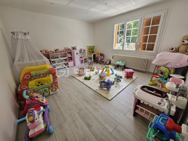 A 20minutes d'Etampes, sur la commune de Pussay
** Beau pavillon de PLAIN-PIED construit dans les années 1970 sur sous-sol total ** Édifié sur une parcelle totale de 1456m²

👉 Rez-de-chaussée :
- Une entrée avec rangements
- Une Pièce à vivre avec luminosité traversante - Donnant un accès direct à une terrasse avant et arrière
- Cuisine équipée et ouverte, entièrement rénovée
- Un cellier attenant à la cuisine
- 3 chambres dont 2 volumineuses
- Une salle d'eau rénovée
- Un WC séparé

GROS POTENTIEL
🛏️ L'étage sur dalle béton, reste à aménager
Déjà existant : Électricité, Isolé, Fenêtre déjà installée (photos sur demande)

🌳 Partie extérieure
- Deux belles terrasses (avant et arrière)
- Possibilité de stationner plusieurs véhicules sur la propriété

🏠 Sous-sol total 
- Garage
- Pièce de stockage d'environ 40m²
- Chaufferie/Buanderie

✅ Les plus : Huisseries en double et simple vitrage PVC - Dalle béton à l'étage - Toiture nettoyée, en très bon état - Système de chauffage : Fioul - Tout à l'égout - Alarme
--> Il reste quelques travaux à effectuer pour améliorer le DPE - Appelez-moi, je vous explique tout 😁

📍 Emplacement du pavillon :
Situé dans une zone pavillonnaire, au calme. A proximité de toutes commodités : écoles, commerces, transports et axes routiers

📞 Vous souhaitez plus de renseignements et/ou convenir d'une visite ? Contactez-moi, je suis disponible 7jours/7
** OUVERT A L'INTER-CABINET