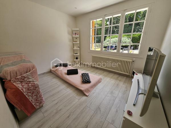 A 20minutes d'Etampes, sur la commune de Pussay
** Beau pavillon de PLAIN-PIED construit dans les années 1970 sur sous-sol total ** Édifié sur une parcelle totale de 1456m²

👉 Rez-de-chaussée :
- Une entrée avec rangements
- Une Pièce à vivre avec luminosité traversante - Donnant un accès direct à une terrasse avant et arrière
- Cuisine équipée et ouverte, entièrement rénovée
- Un cellier attenant à la cuisine
- 3 chambres dont 2 volumineuses
- Une salle d'eau rénovée
- Un WC séparé

GROS POTENTIEL
🛏️ L'étage sur dalle béton, reste à aménager
Déjà existant : Électricité, Isolé, Fenêtre déjà installée (photos sur demande)

🌳 Partie extérieure
- Deux belles terrasses (avant et arrière)
- Possibilité de stationner plusieurs véhicules sur la propriété

🏠 Sous-sol total 
- Garage
- Pièce de stockage d'environ 40m²
- Chaufferie/Buanderie

✅ Les plus : Huisseries en double et simple vitrage PVC - Dalle béton à l'étage - Toiture nettoyée, en très bon état - Système de chauffage : Fioul - Tout à l'égout - Alarme
--> Il reste quelques travaux à effectuer pour améliorer le DPE - Appelez-moi, je vous explique tout 😁

📍 Emplacement du pavillon :
Situé dans une zone pavillonnaire, au calme. A proximité de toutes commodités : écoles, commerces, transports et axes routiers

📞 Vous souhaitez plus de renseignements et/ou convenir d'une visite ? Contactez-moi, je suis disponible 7jours/7
** OUVERT A L'INTER-CABINET