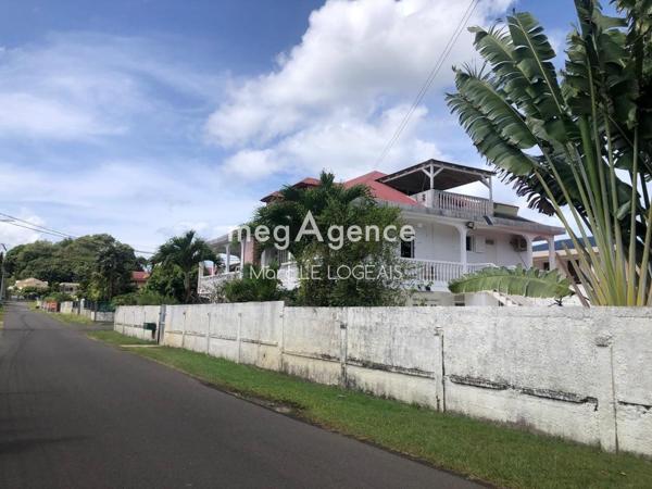 Maison à LES ABYMES, 97139 - 10 pièces 220m²