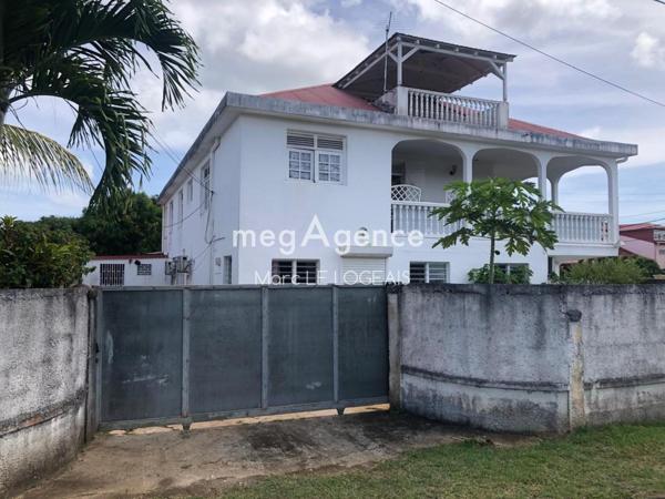 Maison à LES ABYMES, 97139 - 10 pièces 220m²