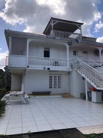 Maison à LES ABYMES, 97139 - 10 pièces 220m²