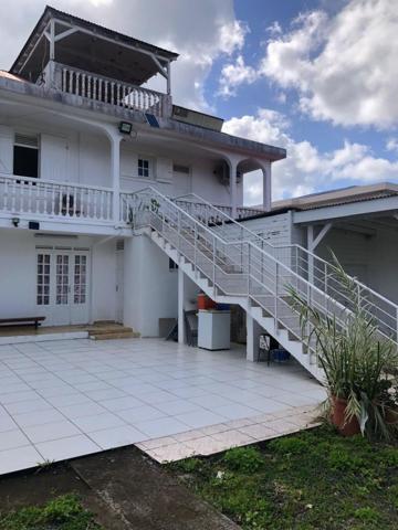 Maison à LES ABYMES, 97139 - 10 pièces 220m²