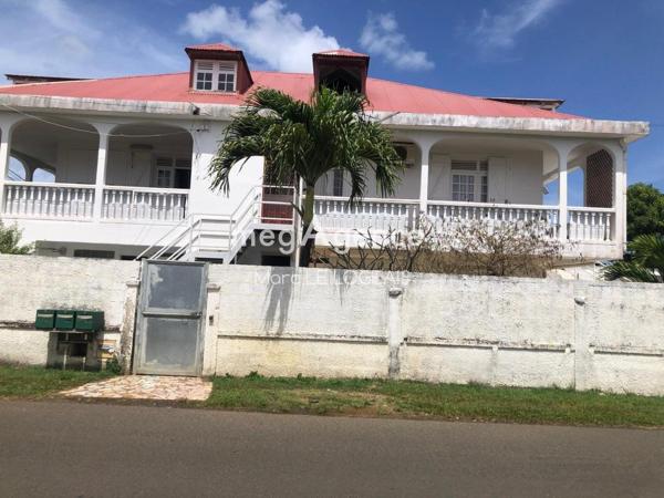 Maison à LES ABYMES, 97139 - 10 pièces 220m²