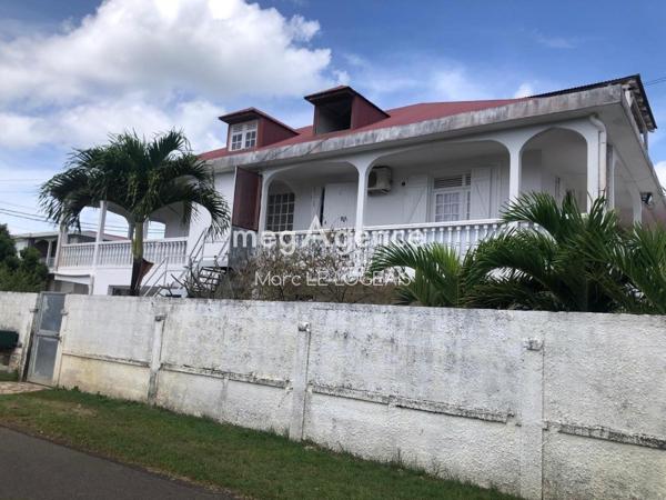 Maison à LES ABYMES, 97139 - 10 pièces 220m²