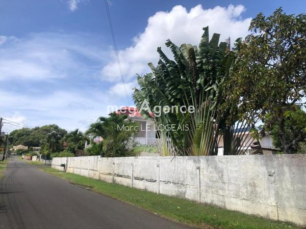 Maison à LES ABYMES, 97139 - 10 pièces 220m²